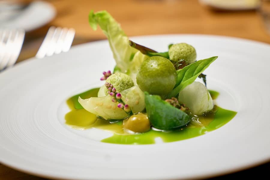 Légumes verts et glace au jalapeño — création d’Andreas Caminada à Épicurialpes 2026